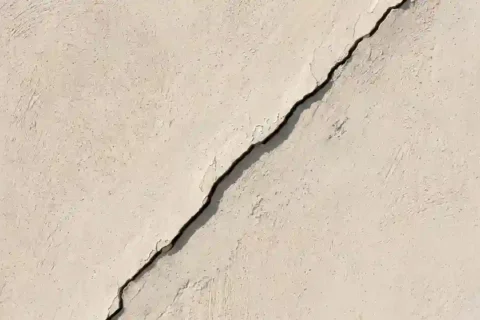 ترميم تشققات الجدران والاسقف بالرياض: الدليل الكامل